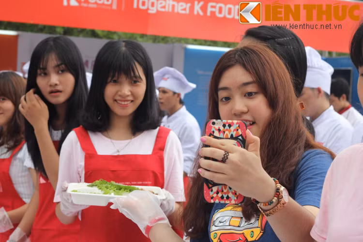 Các bạn trẻ Việt Nam khá hào hứng check in với món cơm cuộn chính tay mình làm...