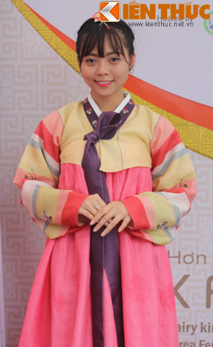 Một bạn gái mặc bộ đồ truyền thống của Hàn Quốc.