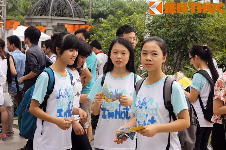 Sáng 12/9, giới trẻ Hà Thành đã nô nức đến Hội chợ ẩm thực Hàn Quốc K-Food được lần đầu tổ chức tại Việt Nam. Các bạn trẻ đến khu sân vườn thuộc tòa tháp đôi Keangnam từ rất sớm để đón chờ lễ hội ẩm thực này, nơi họ có thể khám phá những món ăn đặc sản của Hàn Quốc.