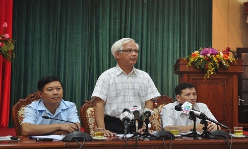 Phó trưởng Ban Nội chính Thành ủy Hà Nội Nguyễn Thế Toàn (đứng) cho biết năm 2016 Hà Nội xử lý 2 người đứng đầu đơn vị để xảy ra tham nhũng. Ảnh: Thắng Quang.