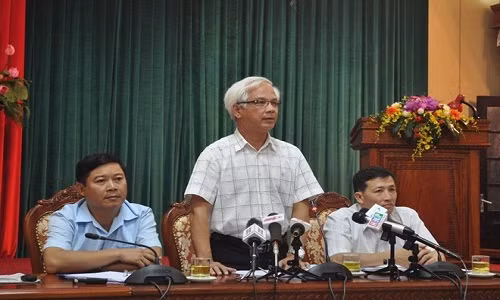 Phó trưởng Ban Nội chính Thành ủy Hà Nội Nguyễn Thế Toàn (đứng) cho biết năm 2016 Hà Nội xử lý 2 người đứng đầu đơn vị để xảy ra tham nhũng. Ảnh: Thắng Quang.