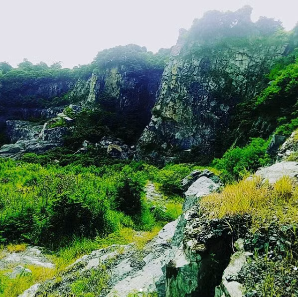 Ma Thiên Lãnh tọa lạc trong quần thể núi Bà Đen thuộc địa bàn xã Thạnh Tân, thị xã Tây Ninh. Nơi được biết đến đến với sự hoang sơ bạt ngàn của những cánh rừng xanh, những ngọn núi trập trùng, những sườn đồi mơ mộng cùng mây trời, nắng gió.