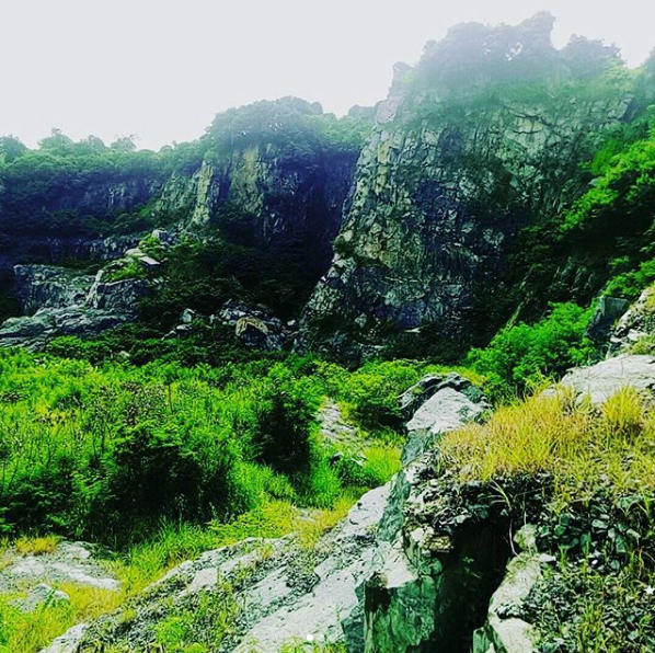 Ma Thiên Lãnh tọa lạc trong quần thể núi Bà Đen thuộc địa bàn xã Thạnh Tân, thị xã Tây Ninh. Nơi được biết đến đến với sự hoang sơ bạt ngàn của những cánh rừng xanh, những ngọn núi trập trùng, những sườn đồi mơ mộng cùng mây trời, nắng gió.