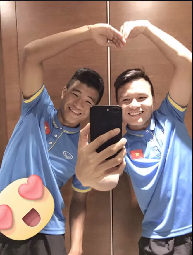 Đức Chinh được mệnh danh là "vựa muối" của đội tuyển U23 Việt Nam. Anh lầy lội từ sân cỏ cho đến ngoài đời. Dù là chụp ảnh một mình hay cùng tập thể, Đức Chinh cũng luôn khiến mình trở nên khác biệt theo cách rất hài hước.