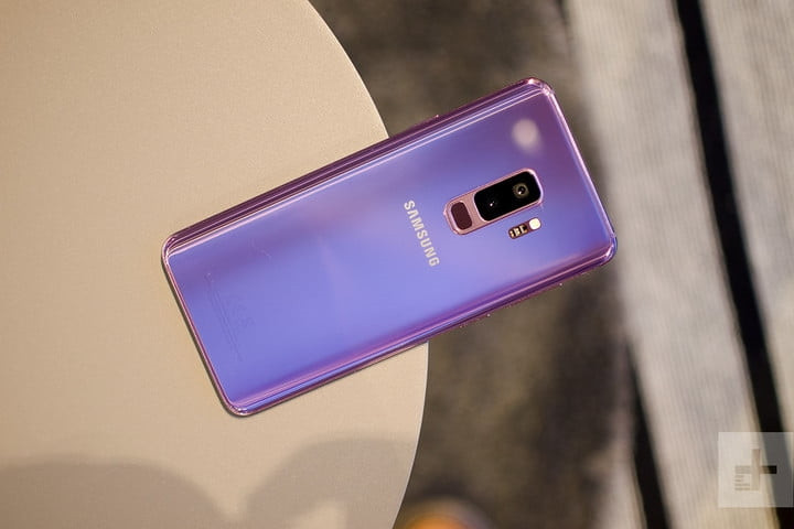 Samsung Galaxy S9 ngoài thiết kế đẹp mắt, nó smartphone có thể chịu nước ở độ sâu hơn 1,5m trong 30 phút (tiêu chuẩn IP68).