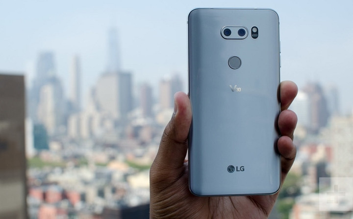 LG V30 được xếp hạng IP68, do đó, nó có khả năng sống sót khi bị rơi xuống bể bơi.