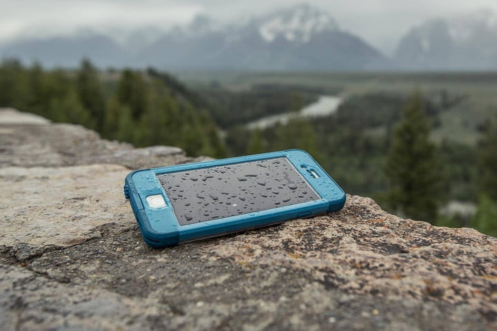 LifeProof Fre là loại vỏ giúp chống nước rất tốt cho điện thoại. Nó rẻ hơn rất nhiều so với một chiếc điện thoại nên đây sẽ là lựa chọn tốt cho việc bảo vệ điện thoại nhưng hợp túi tiền./.