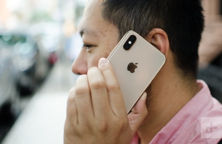 Phone XS là iPhone có khả năng chống nước tốt nhất đạt tiêu chuẩn IP67, chạy ổn định trong 30 phút ở độ sâu 1,5m.