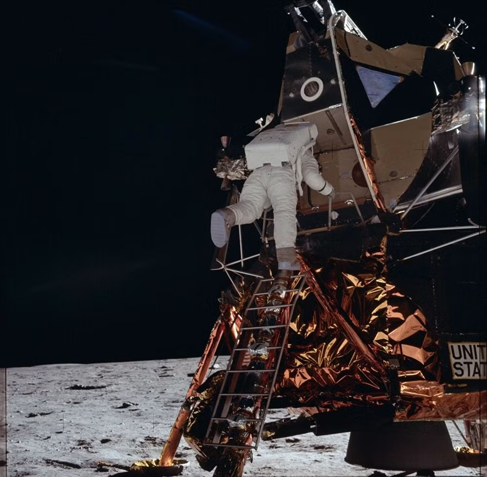 Apollo 11 đã đạt được kết quả vào ngày 20/7/1969 khi phi hành gia Neil Armstrong và Buzz Aldrin hạ cánh và đi trên bề mặt của Mặt Trăng. (Nguồn: Sputniknews).