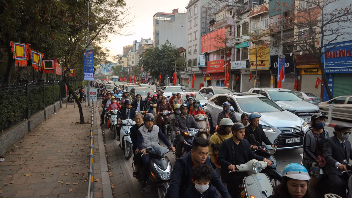 "Tuy nhiên, dù có mặt để phân làn đường nhưng dòng người đổ đi lễ chùa và chúc Tết quá lớn nên khó tránh khỏi việc ùn tắc" đồng chí CSGT cho biết thêm.