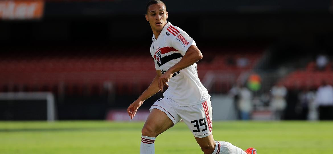 Arsenal được cho là đang quan tâm đến tiền đạo trẻ Antony của Sao Paulo để thay thế vị trí Danny Welbeck để lại.