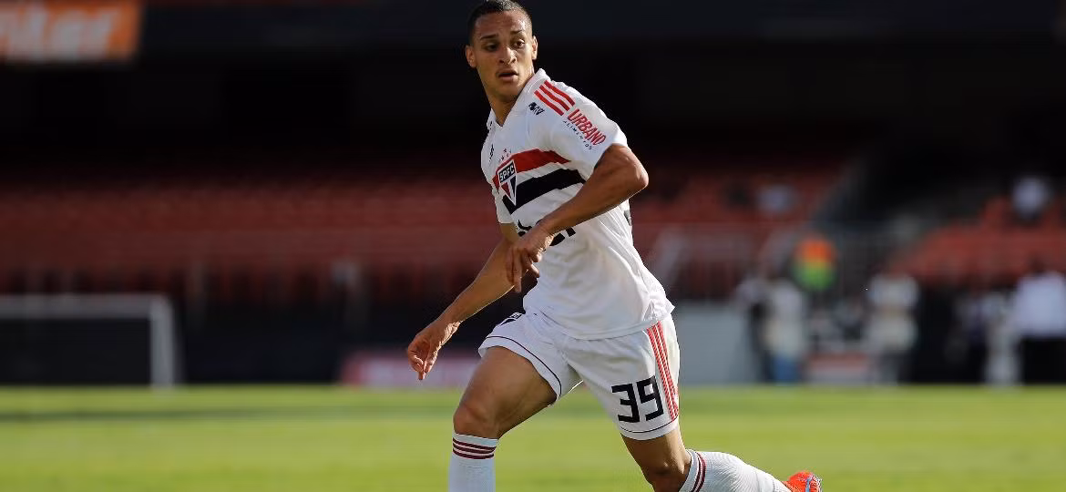 Arsenal được cho là đang quan tâm đến tiền đạo trẻ Antony của Sao Paulo để thay thế vị trí Danny Welbeck để lại.