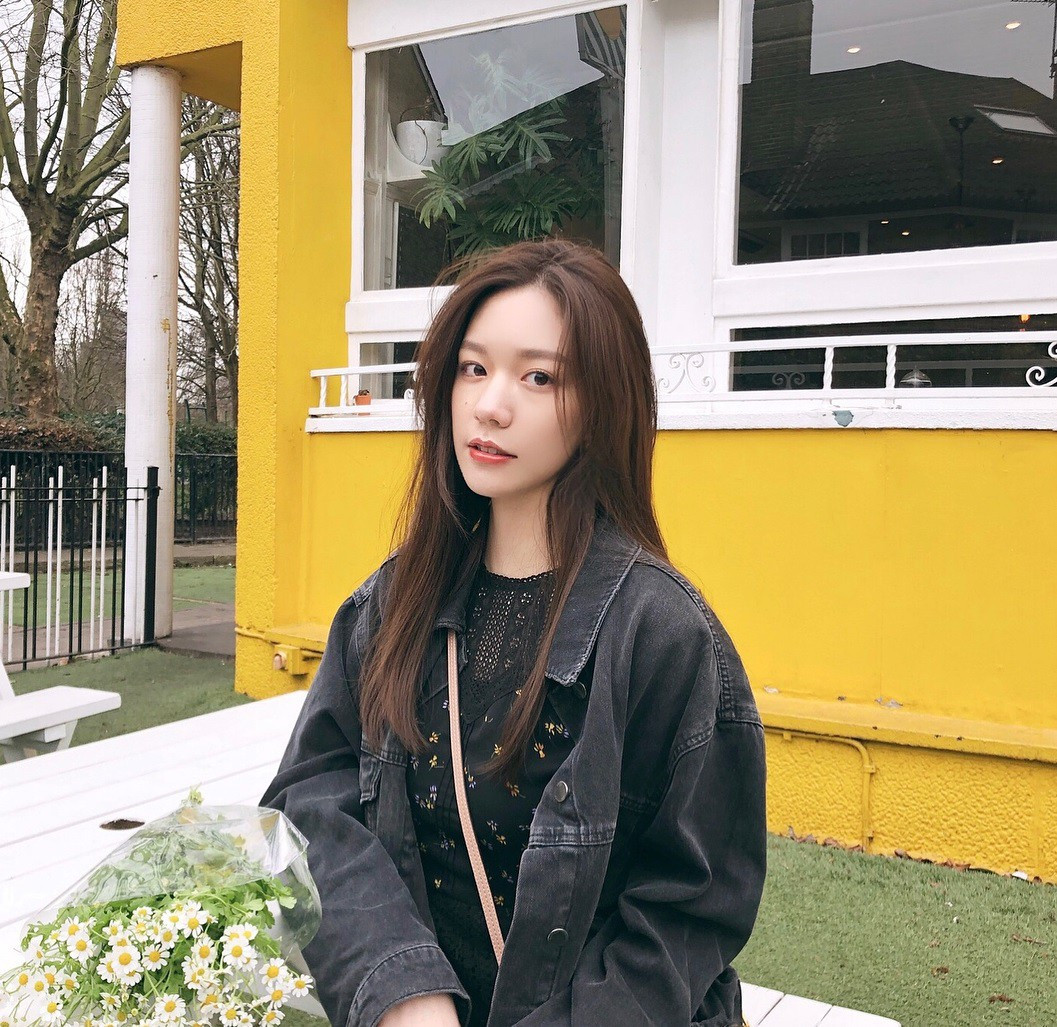 Bỏ qua chuyện mình có sự hậu thuẫn vững chắc về tài chính, Emily cũng là cô gái "thân lập thân" khi sớm tập tành kinh doanh, phát triển tối đa đam mê thời trang của mình.