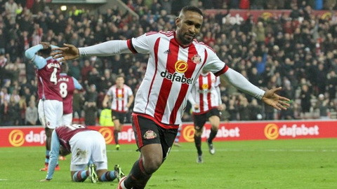 Mặc dù đã bước sang bên kia sự nghiệp, thế nhưng Defoe vẫn là điểm tựa trên hàng công của Sunderland. Với hiệu suất ghi bàn lên tới 0,56 bàn/ trận.