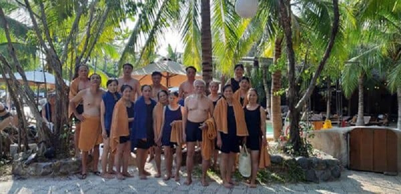 Chuyến đi lần này có tổng cộng 14 người, gồm cụ ông, cụ bà, 12 người con cả trai gái, dâu rể và 1 người cháu.