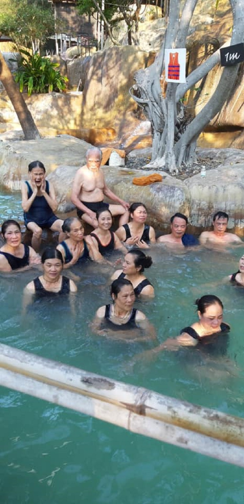 Khi được hỏi về việc tài chính cho chuyến đi, nickname L.N cho biết Do ông bà ở quê không có lương hưu nên tiền dành cho chuyến du lịch của đại gia đình này được tích góp từ lương trợ cấp người cao tuổi của địa phương, với lại con cháu biếu xén, ông bà cũng cứ cất đi không tiêu.