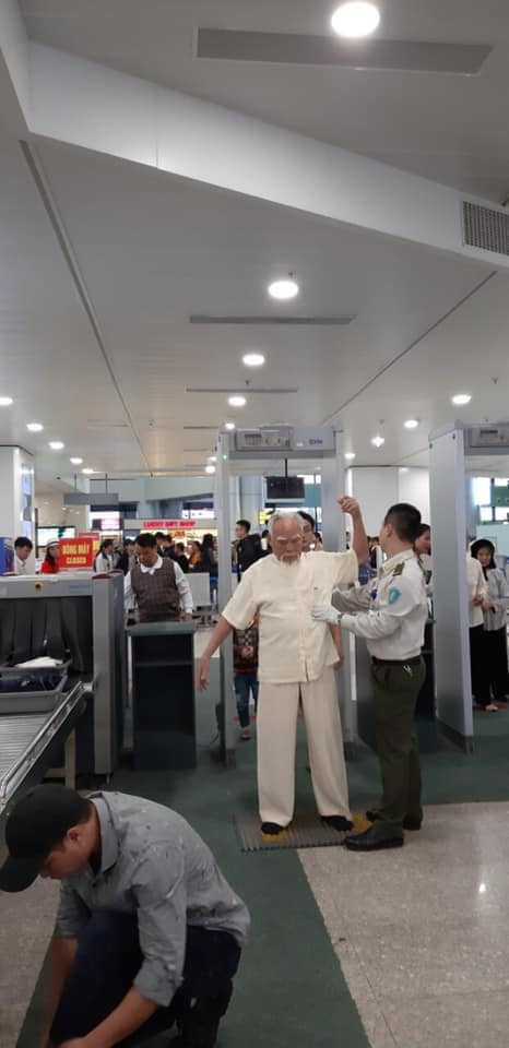 Theo chia sẻ của chủ nhân bài viết, ông nội 92 tuổi này sống tại huyện Ứng Hòa, Hà Nội. Tuy ở cái tuổi gần đất xa trời, song, ông vẫn rất khỏe mạnh, phúc hậu.