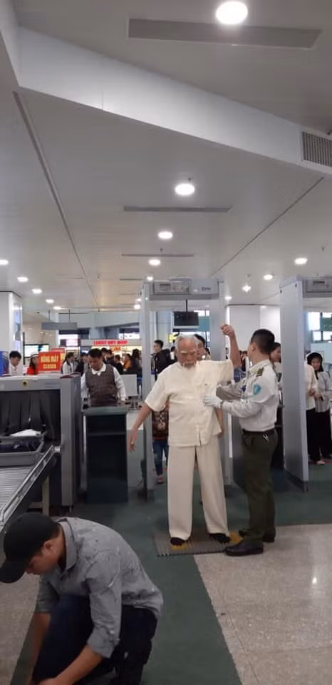 Theo chia sẻ của chủ nhân bài viết, ông nội 92 tuổi này sống tại huyện Ứng Hòa, Hà Nội. Tuy ở cái tuổi gần đất xa trời, song, ông vẫn rất khỏe mạnh, phúc hậu.