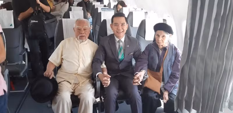 Do từ trước tới giờ, gia đình hiếm khi có dịp được đi chơi đông đủ, nếu là các con đứng ra tổ chức thường lại thiếu người này người kia. Do vậy, ông nội U90 này đã tự đứng lên lo liệu, quyết toàn bộ chuyến đi và buộc các con phải nghe theo.