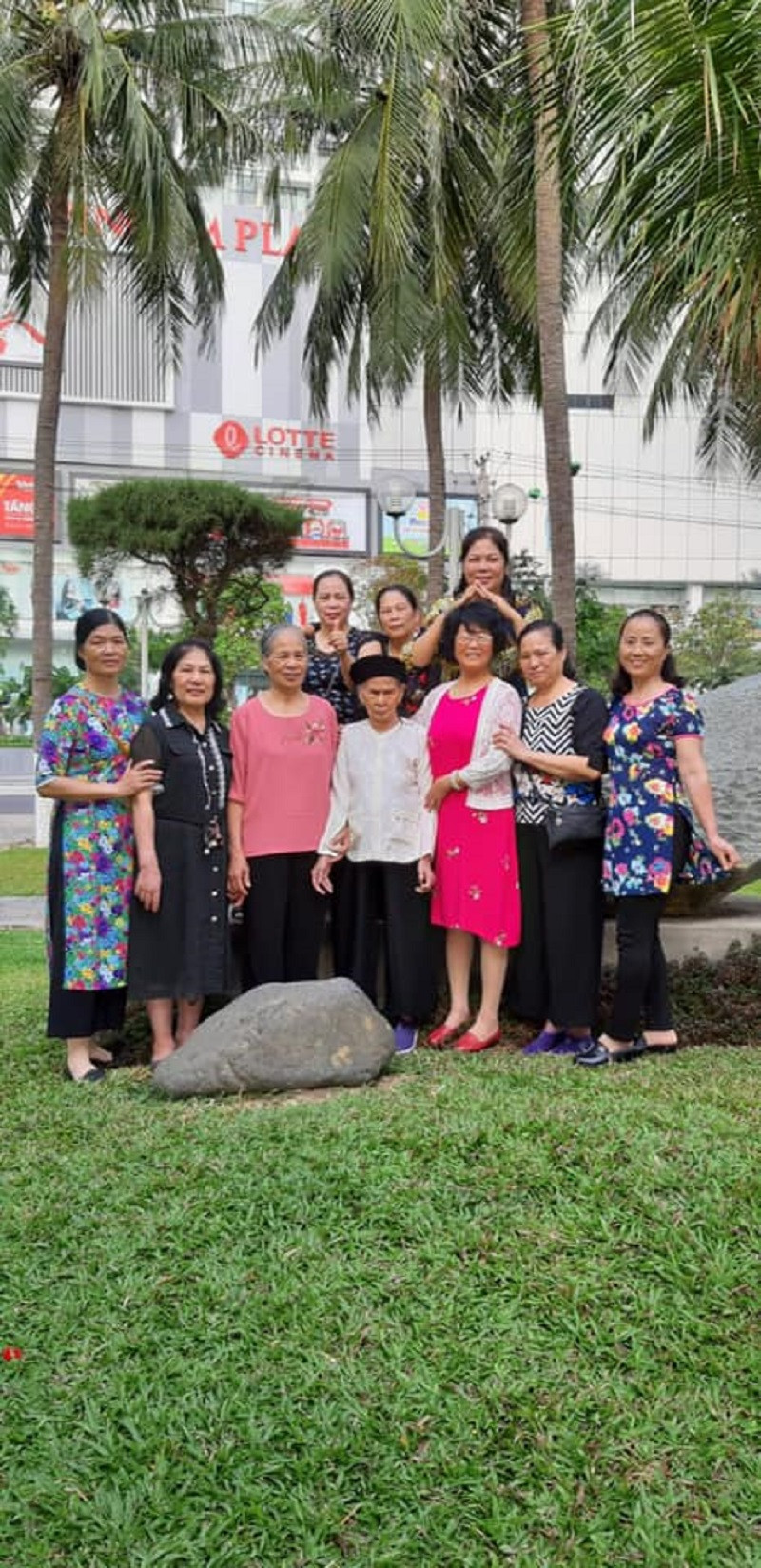 Trong suốt chuyến đi, các cháu ở nhà cũng thường xuyên gọi điện hỏi thăm. Cả ông và bà đều rất phấn khởi. Được biết, cụ ông cũng rất thích đi du lịch. Mỗi dịp con cháu đi chơi đều mời ông bà đi chung. Lần đi du lịch gần nhất của hai ông bà là chuyến đi Hòa Bình.