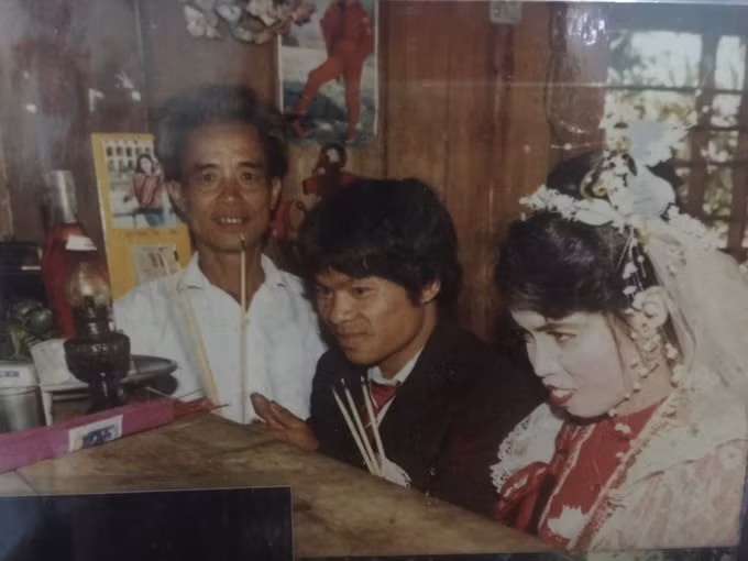 Chỉ đơn sơ là làm lễ gia tiên nhưng có thể thấy sự vui mừng của bố mẹ chúng ta ngày xưa trong ngày cưới.