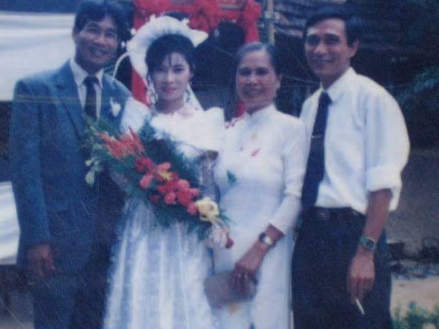 Ngay sau đó, hàng loạt những dân mạng khác liên tục khoe ảnh cưới bố mẹ ngày xưa lên mạng xã hội và dường như, các bạn trẻ đã tạo thành hẳn một trào lưu mới.