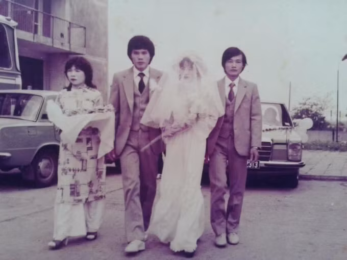 ngày xưa cũng vậy, nếu cô dâu được một dàn xe máy thế này đón rước cũng có thể nói đây là một đám cưới của đại gia.