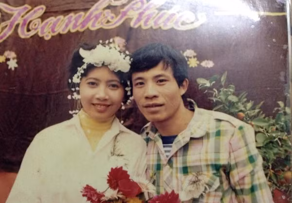 Thêm vào đó, nhưng khuôn mặt bố mẹ chúng ta ngày xưa ai nấy đều rạng ngời cảm xúc - một thứ cảm xúc bình dị và thân thương.