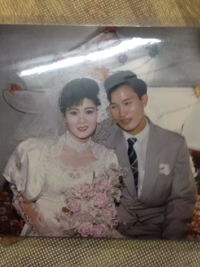 Ảnh cưới được chụp từ năm 1992 của bạn M.A đăng tải cũng nhận được vô số những lời khen ngợi từ cư dân mạng. Cô dâu mang nét đẹp hiền hậu và vô cùng Á Đông. Ảnh sử dụng trong bài: Sưu tầm Facebook.