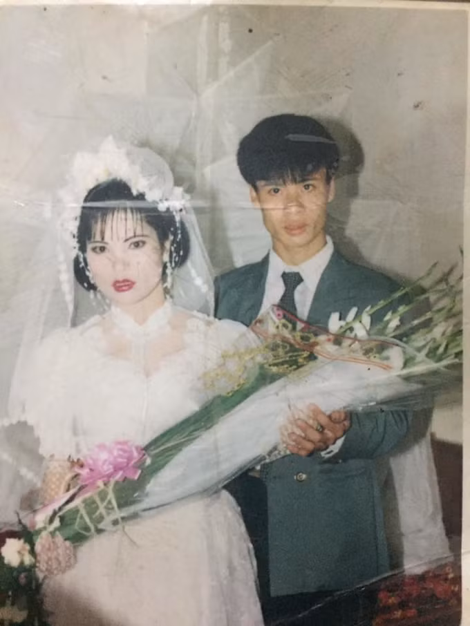 Điều khiến các bạn trẻ thích nhất ở trào lưu này, có lẽ là bởi những bức ảnh cưới ngày xưa tuy đơn sơ, mộc mạc, đôi khi còn hơi "sặc sỡ sắc màu".