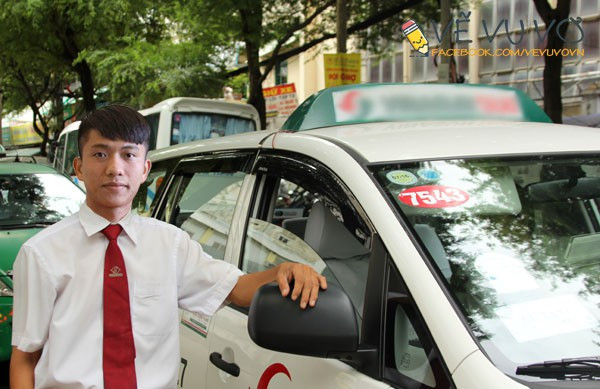 Tiền đạo Phan Văn Đức đăng trên trang mạng xã hội cá nhân của mình hình ảnh anh lái taxi. Và đó là lý do để bức ảnh chế này ra đời.