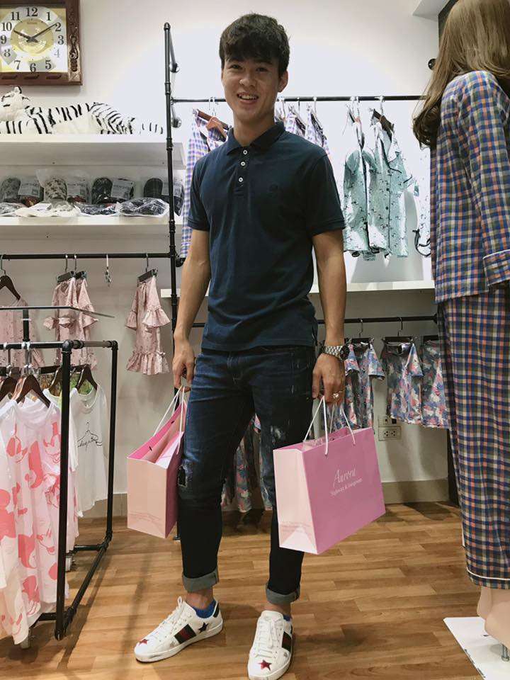 Duy Mạnh sẽ làm shipper quần áo phụ nữ cho cô vợ sắp cưới.