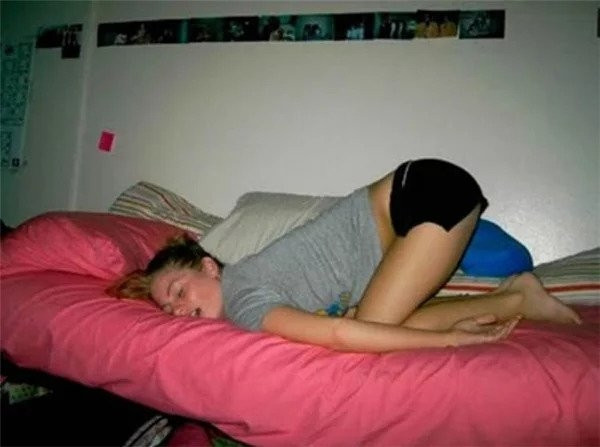 Ngủ bất chấp, bất cứ đâu đều cũng có thể ngủ là triết lý của những cô nàng có hơi men trong người.