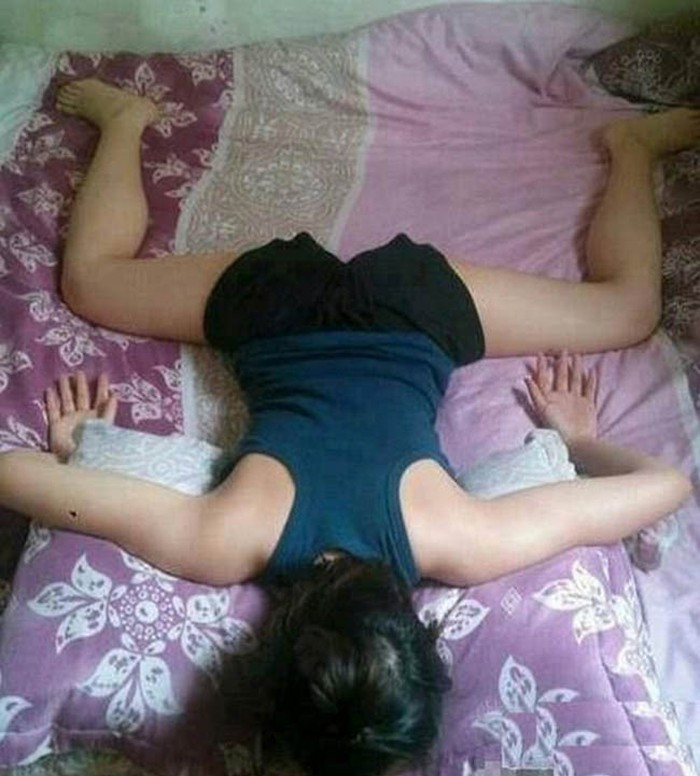 Khi ngủ là thời gian không ai có thể kiểm soát được hành động hay biểu cảm của bản thân. Cũng chính thời điểm đó là khi hội chị em dễ để lộ ra những dáng ngủ bá đạo của bản thân mình. Chỉ khi hội chỉ em "thi triển" những dáng ngủ bất hủ của mình đó cũng là lúc mà các anh chồng, người yêu "ra tay" sau đó đăng tải lên mạng xã hội để làm trò cười cho CĐM.