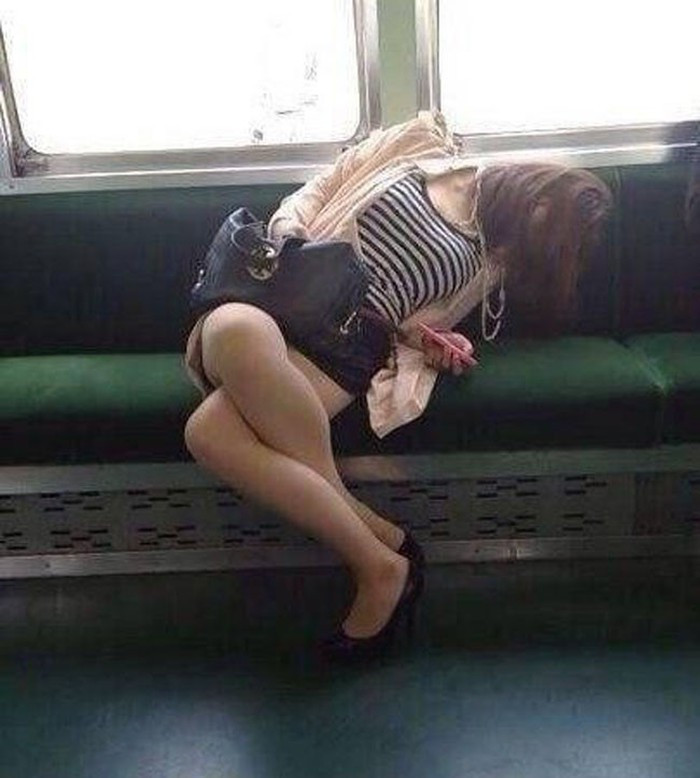 Ngay sau khi được đăng tải, những bức ảnh ghi lại tư thế ngủ bá đạo của các chị em nhanh chóng được lan truyền và nhiều người đã rơi vào hoàn cảnh xấu hổ nhưng không thể tự đào lỗ để chui xuống.