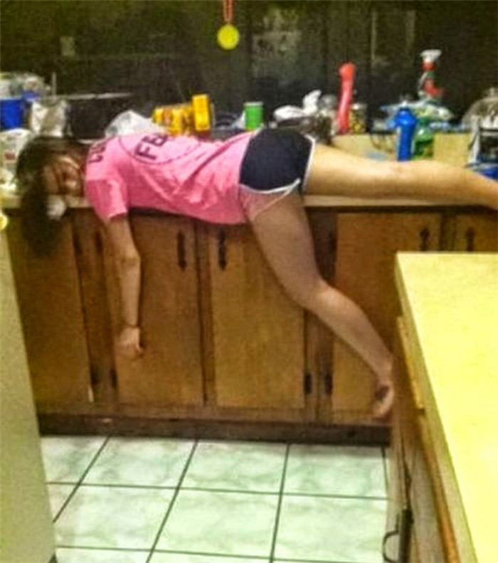 Với nhiều chị em, việc một giấc ngủ với tư thế thoải mái sẽ giúp họ tái tạo năng lượng. Tuy nhiên, việc ngủ kiểu xoắn quẩy thế này giúp họ tạo hình đẹp hơn.