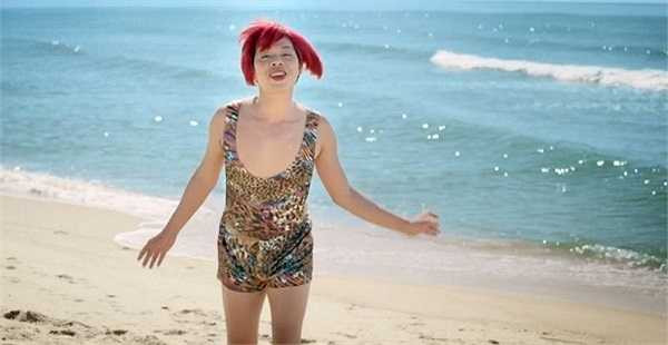 Mái tóc đỏ rực là items quen thuộc giúp Thái Hòa tạo được tiếng cười với khán giả.