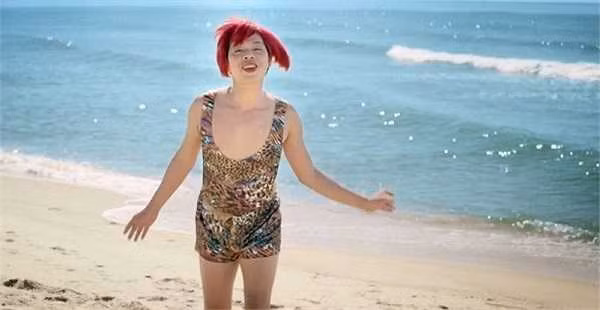 Mái tóc đỏ rực là items quen thuộc giúp Thái Hòa tạo được tiếng cười với khán giả.