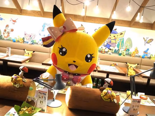 Khi bạn đến đây ăn uống, sẽ luôn có một chú Pikachu đáng yêu lúc nào cũng tươi cười bên cạnh, giúp bạn giải tỏa muộn phiền phần nào.