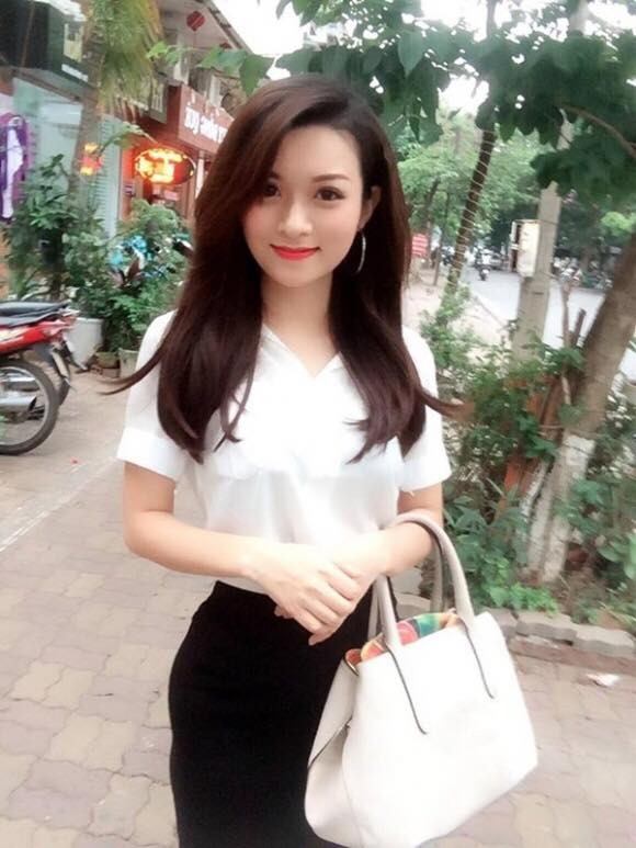 Ngọn lửa bùng lên, Bích và một số nhân viên khác trốn vào nhà vệ sinh và xả nước. Nhưng nhận thấy không cầm cự được lâu, cô bạn 9X này đã nhanh trí cởi phăng chiếc áo ngực của mình đang mặc để che lên mũi nhằm giảm thiểu hít phải khói độc và chờ người đến cứu giúp.