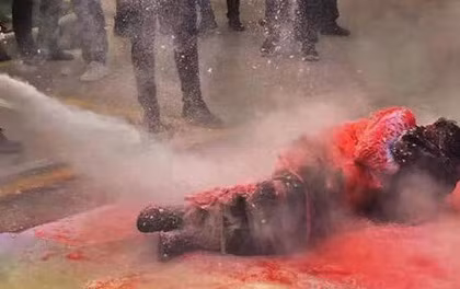 Bình chữa cháy bằng khí CO2 MT5 với phần vòi phun bằng nhựa cứng, được thiết kế dài hơn để tránh nguy hiểm cho người xịt khi phải tiếp xúc.