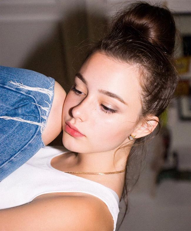 Con gái Nga có vẻ đẹp mơ mang như tranh với mái tóc vàng, mắt sâu, hàng mi dày và sống mũi thanh tú.