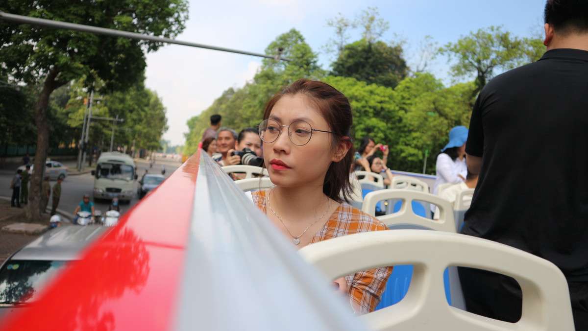 Ngay sau khi ra mắt, những hình ảnh đầu tiên được check-in trên xe buýt hai tầng đã được dân mạng đăng tải và ngay lập tức gây sự tò mò lớn cho mọi người.