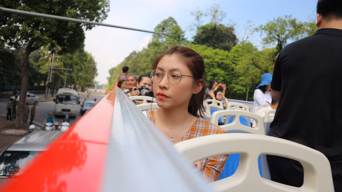 Ngay sau khi ra mắt, những hình ảnh đầu tiên được check-in trên xe buýt hai tầng đã được dân mạng đăng tải và ngay lập tức gây sự tò mò lớn cho mọi người.