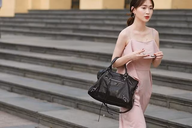 Điểm trùng hợp là mới đây trên Instagram của Sun Ht cũng đăng tải bức hình nắm tay khá tình cảm với một chàng trai giấu mặt. Mọi người cho rằng đó chính là bàn tay của Phở Đặc Biệt.