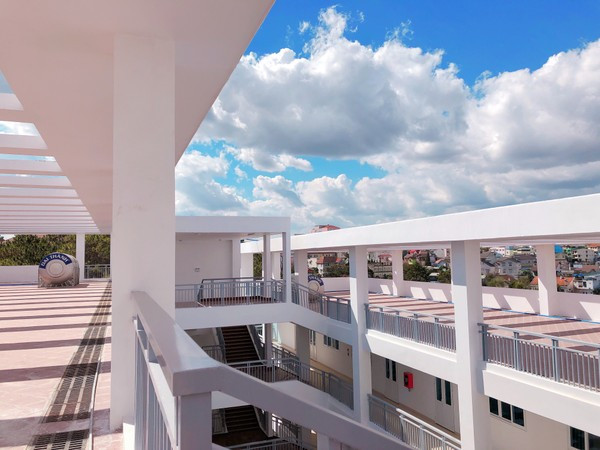 Sự sáng tạo góc máy của sinh viên Huỳnh Hữu Trường khiến tòa nhà thuộc khuôn viên trường Đại học Đà Lạt càng thêm nổi bật dưới nền trời trong xanh.