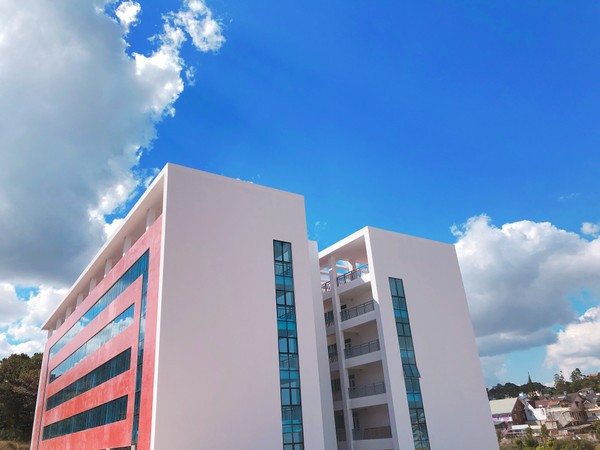 Những tòa nhà mới kèm với đó là những kiến trúc cổ đã đem lại sự độc đáo cho trường Đại học Đà Lạt.