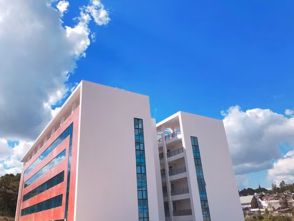Những tòa nhà mới kèm với đó là những kiến trúc cổ đã đem lại sự độc đáo cho trường Đại học Đà Lạt.