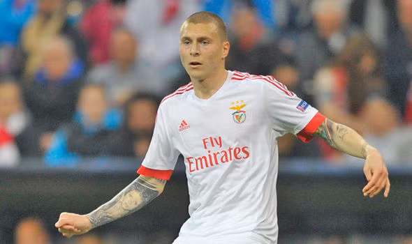 Chính thức chốt xong tương lai Lindelof: Hôm nay, phía Benfica xác nhận rằng trung vệ của họ, Victor Lindelof đã đồng ý ký vào một bản hợp đồng gia hạn với đội bóng này. Trên thông báo chính thức của mình, Benfica xác nhận Victor Lindelof sẽ ở lại đến hết mùa giải 2020/21, qua đó cơ hội của MU với cầu thủ này đã hết. Ảnh: Mirror