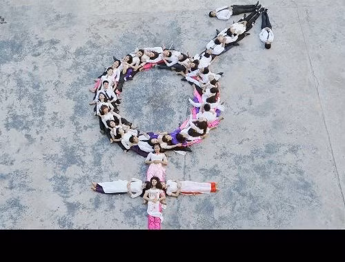 Chủ nhân của loạt ảnh gây tranh cãi này sau đó chia sẻ rằng, sinh viên thường chọn xếp hình thành những ký tự hình ảnh có ý nghĩa, liên quan đến ngành nghề mà họ đang học. Do các sinh viên trong loạt ảnh gây bão trên đều học ngành y, có các môn học ít nhiều liên quan đến cơ thể người, giới tính... nên đã quyết định xếp hình biểu tượng giới tính nam, nữ để làm kỷ niệm.